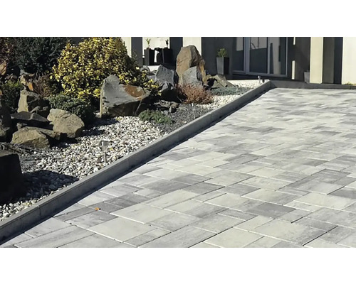 Exteriér s dlažebními kostkami a štěrkovým záhonem