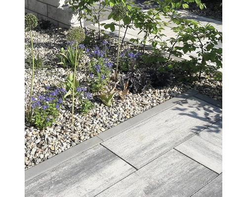Zahradní scéna s rostlinami, štěrkem a dlažebními kostkami