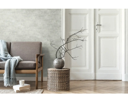 Obývací pokoj s pohovkou, stolem a dekorací