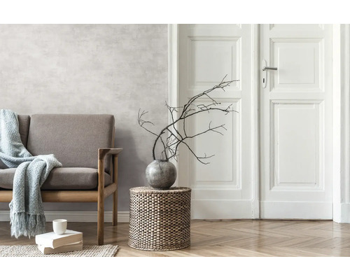 Obývací pokoj se sedačkou, odkládacím stolkem, vázou a dekorací