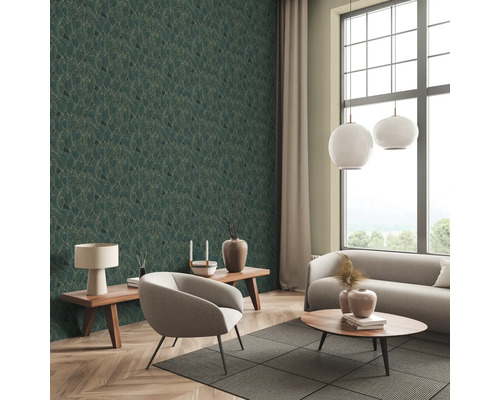Obývací pokoj se zelenou tapetou se vzorem listů, pohovkou, křeslem a odkládacími stolky.