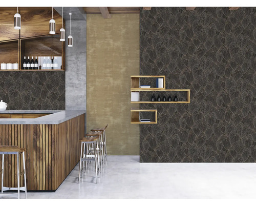 Interiér s barem, dřevěnými skříněmi, barovými stoličkami a tapetou se vzorem listů