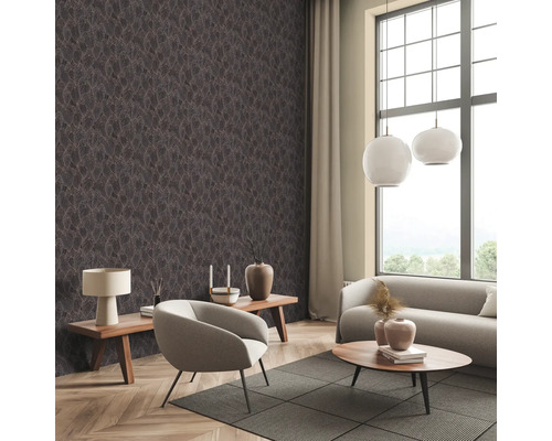 Obývací pokoj s vzorovanou tapetou, pohovkou, křeslem, stolem a velkým oknem