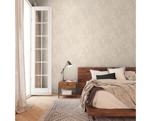 Ložnice s postelí, nočním stolkem a vzorovanou tapetou