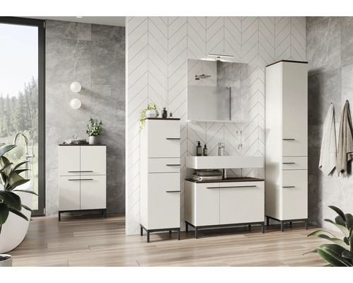Koupelna s umyvadlem, zrcadlovou skříňkou, vysokou skříňkou a spodní skříňkou ve světlém designu