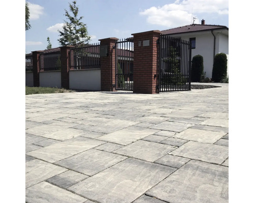 Dlážděná příjezdová cesta s plotem a bránou k obytnému domu