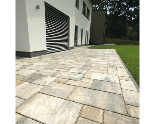 Terasa s dlažebními kostkami před moderním domem