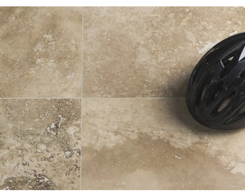 Dlaždicová podlaha s cyklistickou helmou