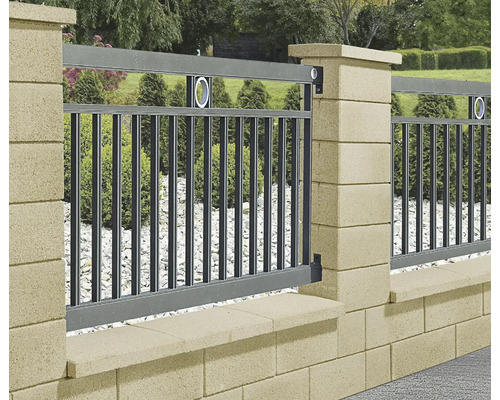 Zahradní zídka s plotovými prvky a sloupky z betonu