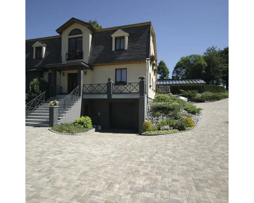 Dům s dlážděnou příjezdovou cestou, schodištěm a garáží