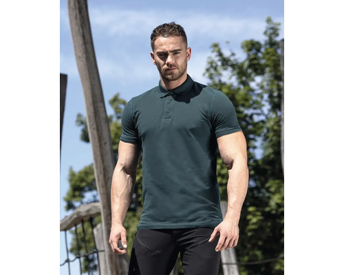 Muž má na sobě polokošili a kalhoty venku