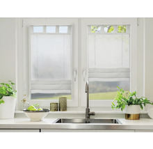 Světlá kuchyně s bílými okny a skládanými roletami pro stínění