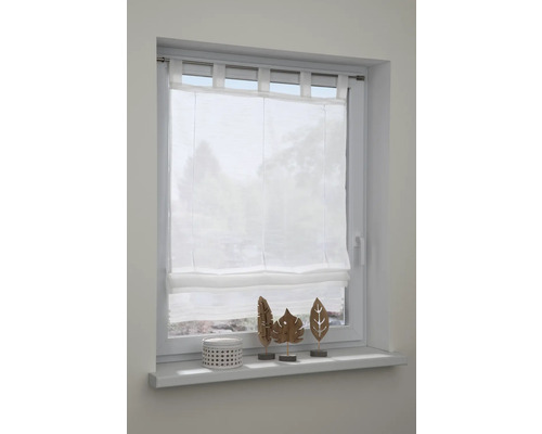 Záclona v okně s dekorativními prvky na parapetu