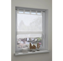 Okno s bílou římskou roletou a dekorací