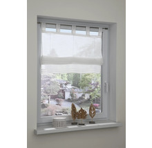 Bílá římská roleta v okně s dekorací na parapetu