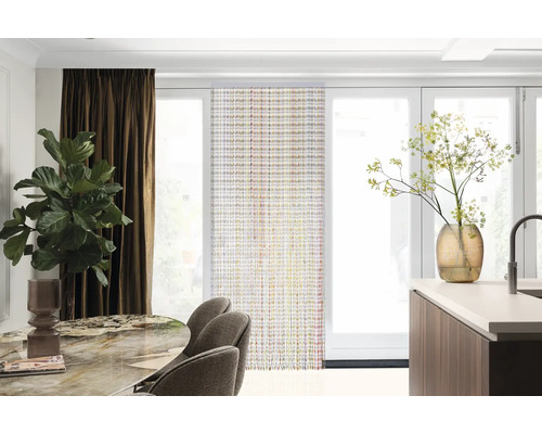 Světlý, uspořádaný pokoj se závěsy, posuvnými panely, jídelním stolem, židlemi, pracovní deskou a dekorací.