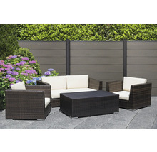 Zahradní sedací souprava s pohovkou, křesly a stolem na terase před plotem a rostlinami