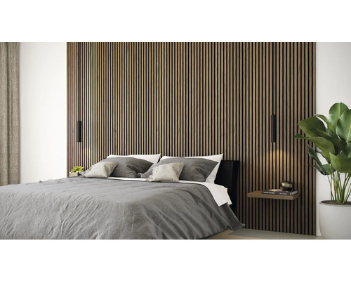 Ložnice s akustickými panely na stěně a závěsnými lampami