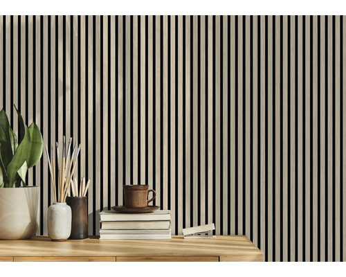 Dřevěné obkladové panely s vertikálními lamelami v interiéru.