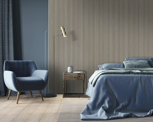 Ložnice s nástěnnými panely, křeslem a postelí