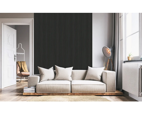 Obývací pokoj s pohovkou, dekorativními polštáři a nástěnnými panely