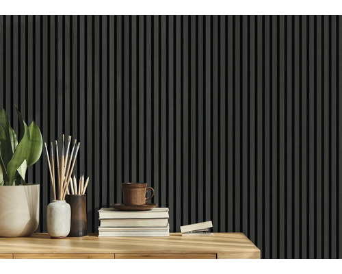 Dekorativní design stěn s panely a doplňky na dřevěném stole.