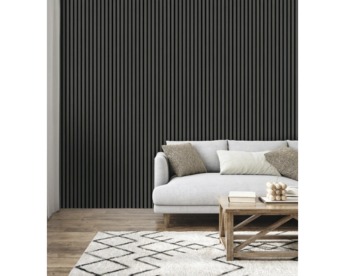 Obývací pokoj s nástěnnými panely, pohovkou, kobercem a dřevěným stolem