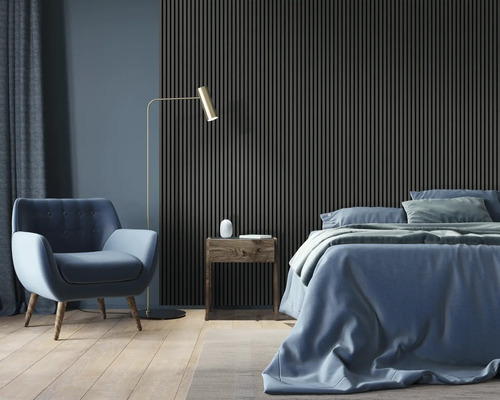 Ložnice s postelí, křeslem, stojací lampou, nočním stolkem a stěnovými panely