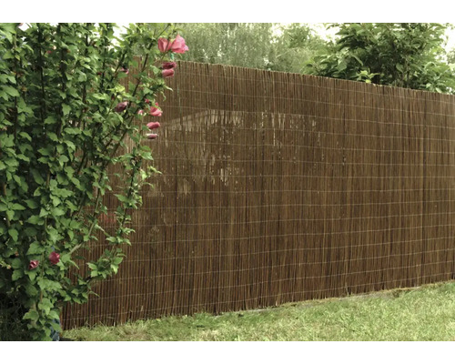 Bambusový plot na zahradě