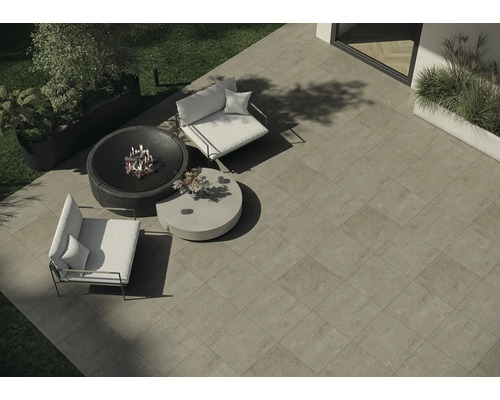 Terasa s posezením, ohništěm a květináči