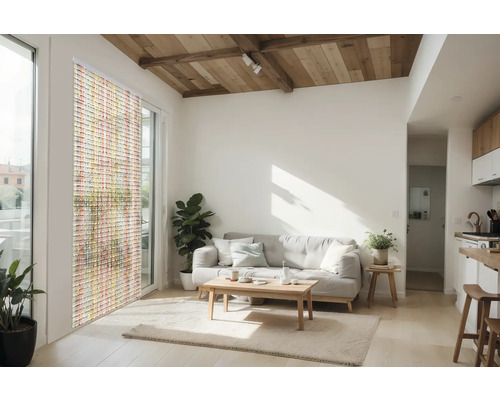 Světlý obývací pokoj s pohovkou, dřevěným stolem, pokojovými rostlinami a panelovými závěsy