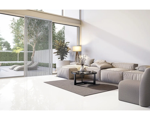 Světlý obývací pokoj s pohovkou, stolem, stojací lampou a závěsem