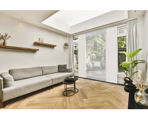 Obývací pokoj s pohovkou, konferenčním stolkem, dřevěnými policemi a roletami