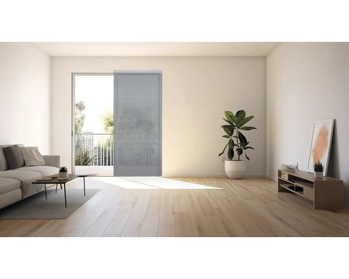 Světlý obývací pokoj s posuvným závěsem před oknem