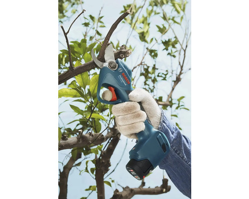 Akumulátorové nůžky na větve při stříhání větve