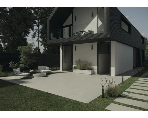 Moderní fasáda domu s terasou, zahradním nábytkem a trávníky