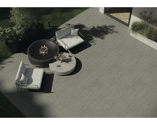 Terasa s terasovými deskami, ohništěm, křesly a stolem