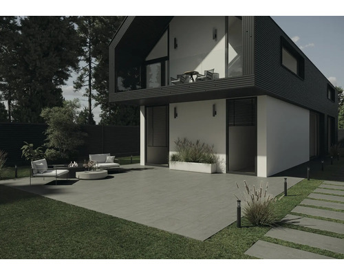 Moderní dům s terasou, zahradním nábytkem a trávníky