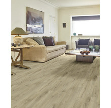 Obývací pokoj s pohovkou, stolem a světlou dřevěnou podlahou