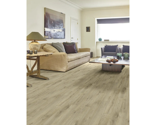 Obývací pokoj s pohovkou, stolem a světlou dřevěnou podlahou