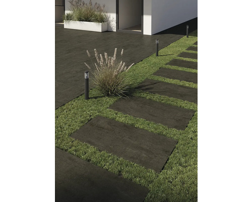 Venkovní fotografie s terasovými dlaždicemi, trávníkem a venkovním osvětlením.