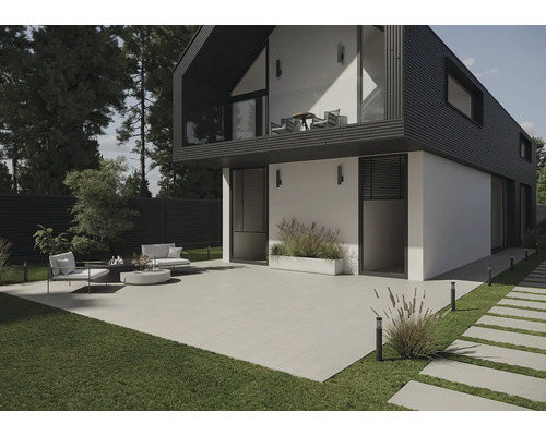 Moderní dům s terasou, zahradním nábytkem a trávníky