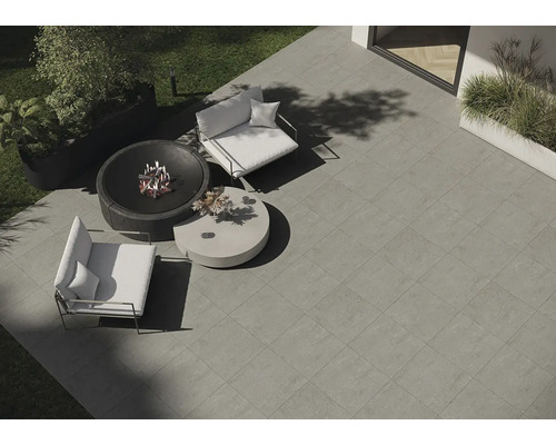 Zahrada s kamennou dlažbou, ohništěm, křesly a stolem