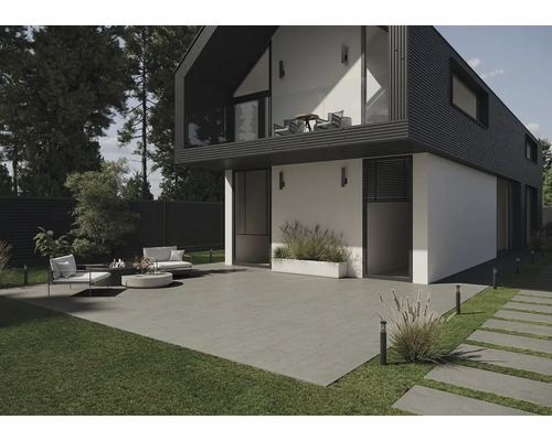 Moderní fasáda domu s terasou, zahradním nábytkem a trávníkem