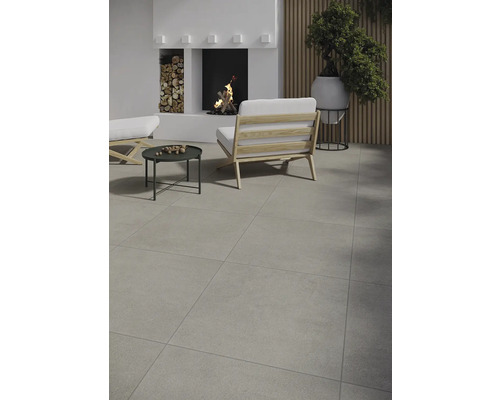 Obývací pokoj s moderním krbem, posezením a podlahovými dlaždicemi