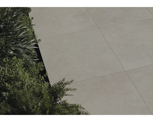 Dlažba terasy vedle rostlin