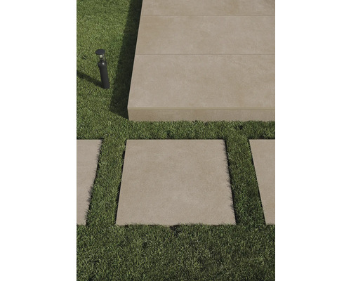 Čtvercové zahradní dlaždice položené v trávníku