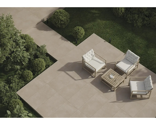 Zahrada s terasovými dlaždicemi, posezením a výsadbou