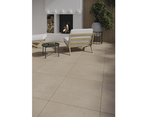 Světlá terasa s podlahovými dlaždicemi, křesly a krbem