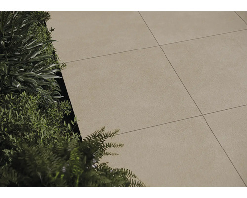 Terasa s keramickými dlaždicemi a rostlinami